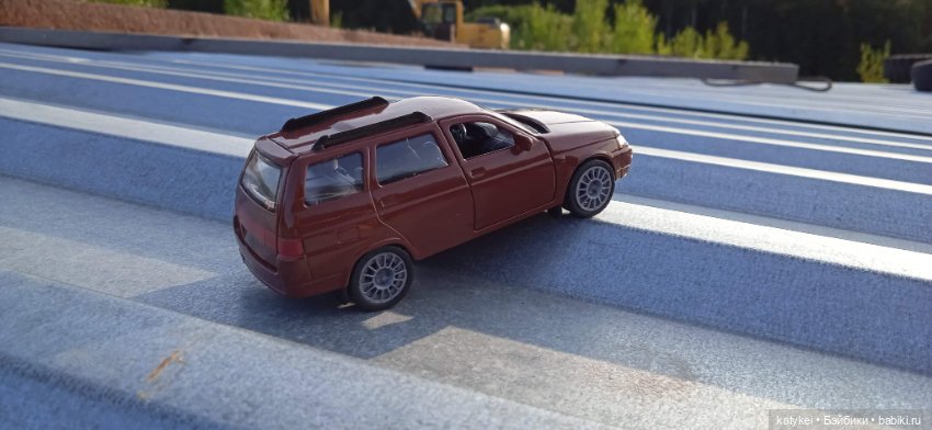 Приключения бордовой машинки