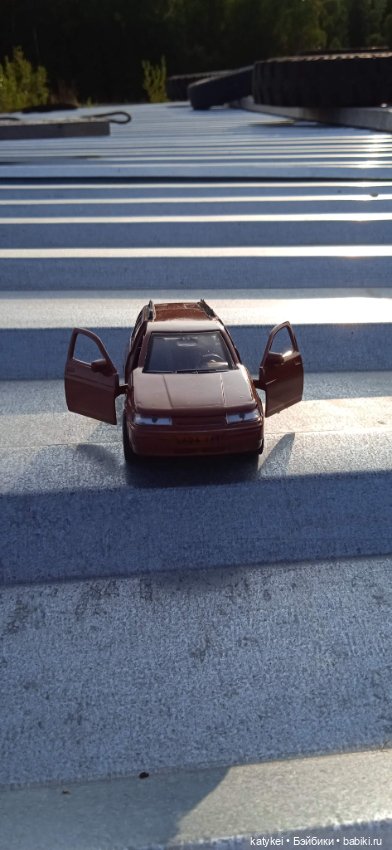 Приключения бордовой машинки