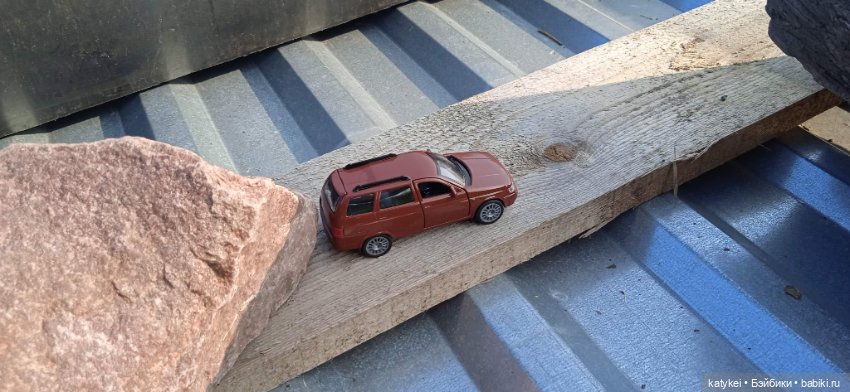 Приключения бордовой машинки