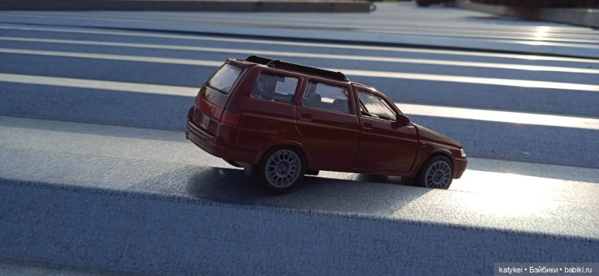 Приключения бордовой машинки