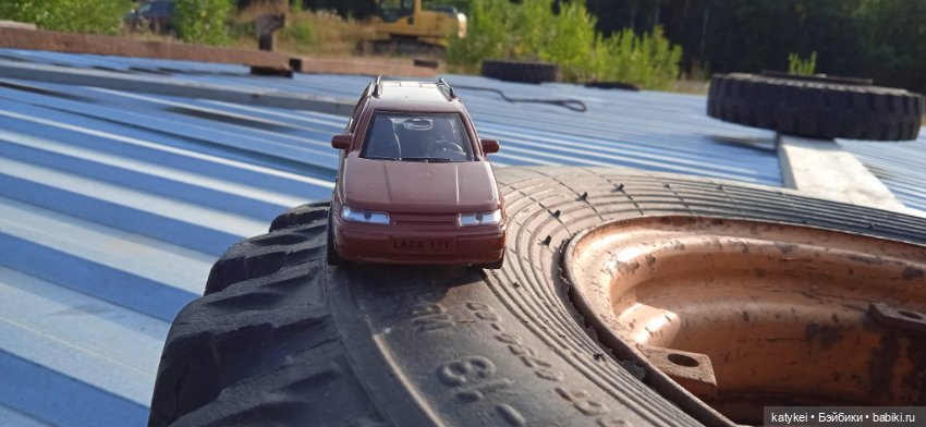 Приключения бордовой машинки