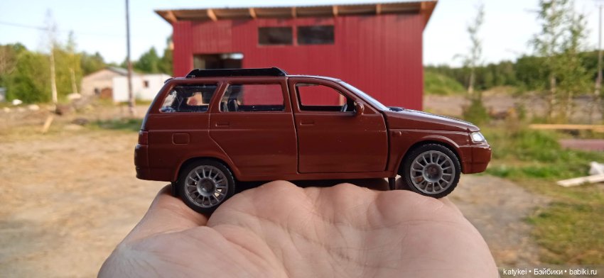 Приключения бордовой машинки