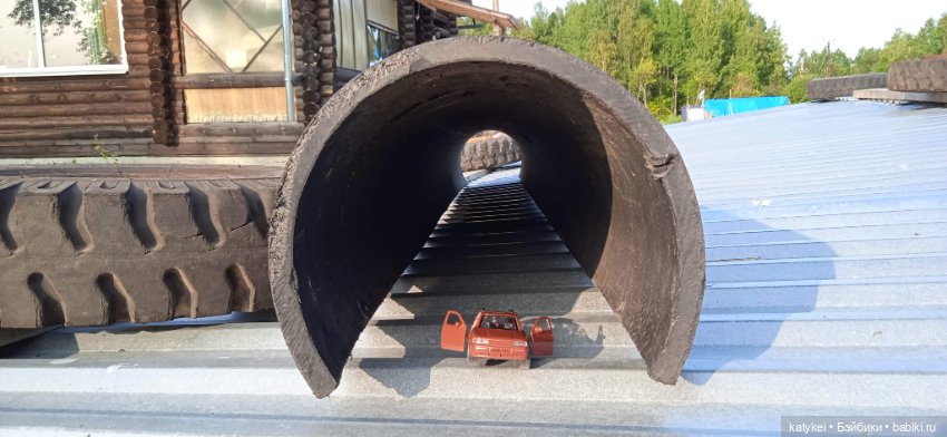 Приключения бордовой машинки