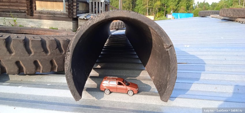 Приключения бордовой машинки