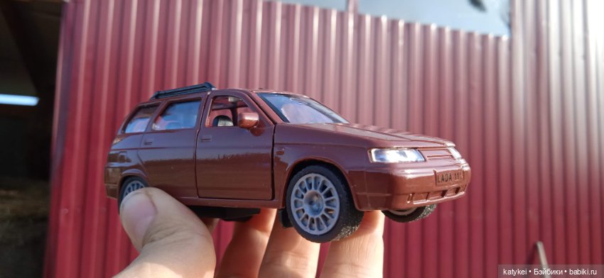 Приключения бордовой машинки