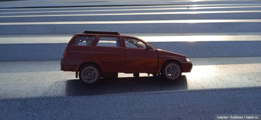 Приключения бордовой машинки