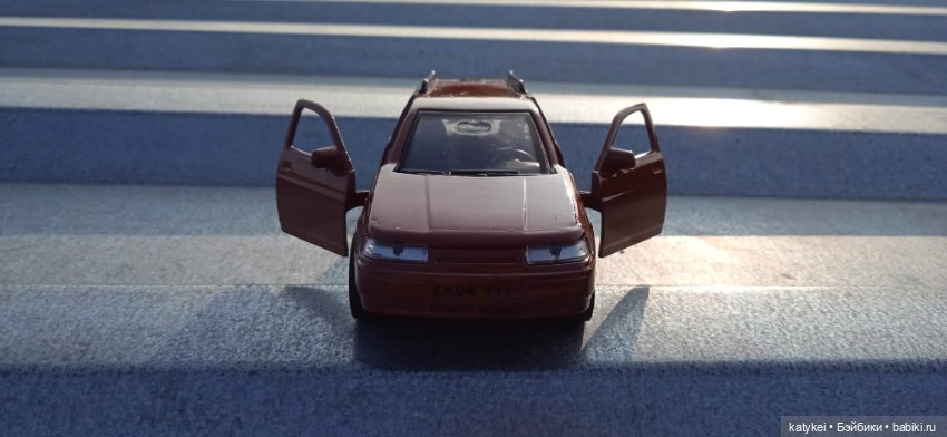 Приключения бордовой машинки