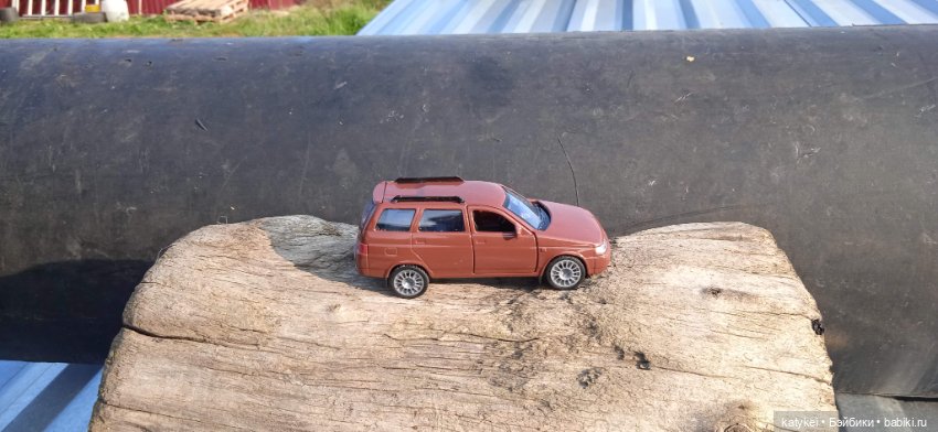 Приключения бордовой машинки