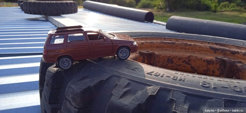 Приключения бордовой машинки