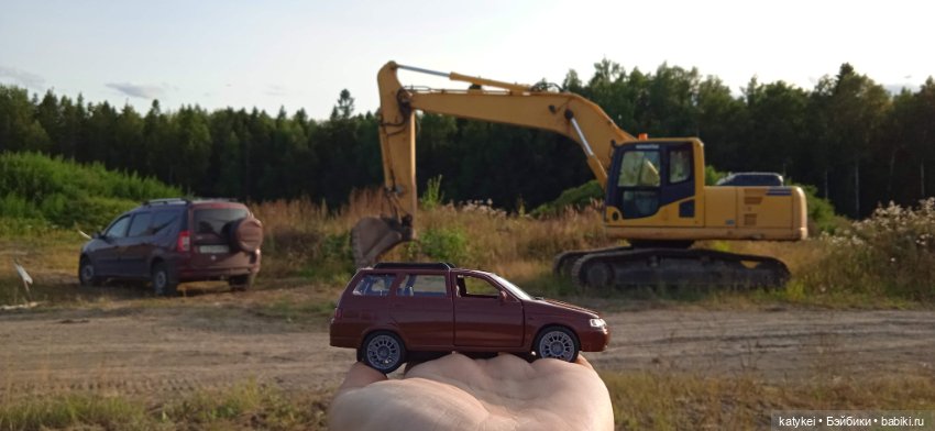 Приключения бордовой машинки