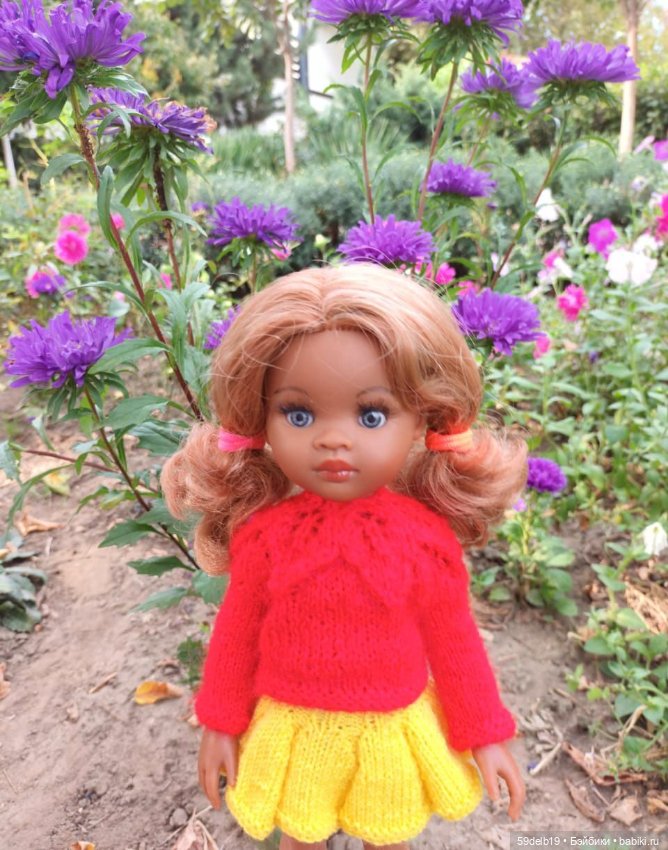 Девочка в кофточке красной