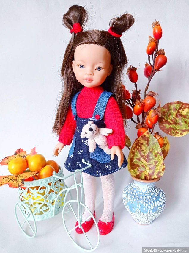 Девочка в кофточке красной