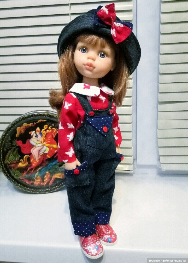 Девочка в кофточке красной