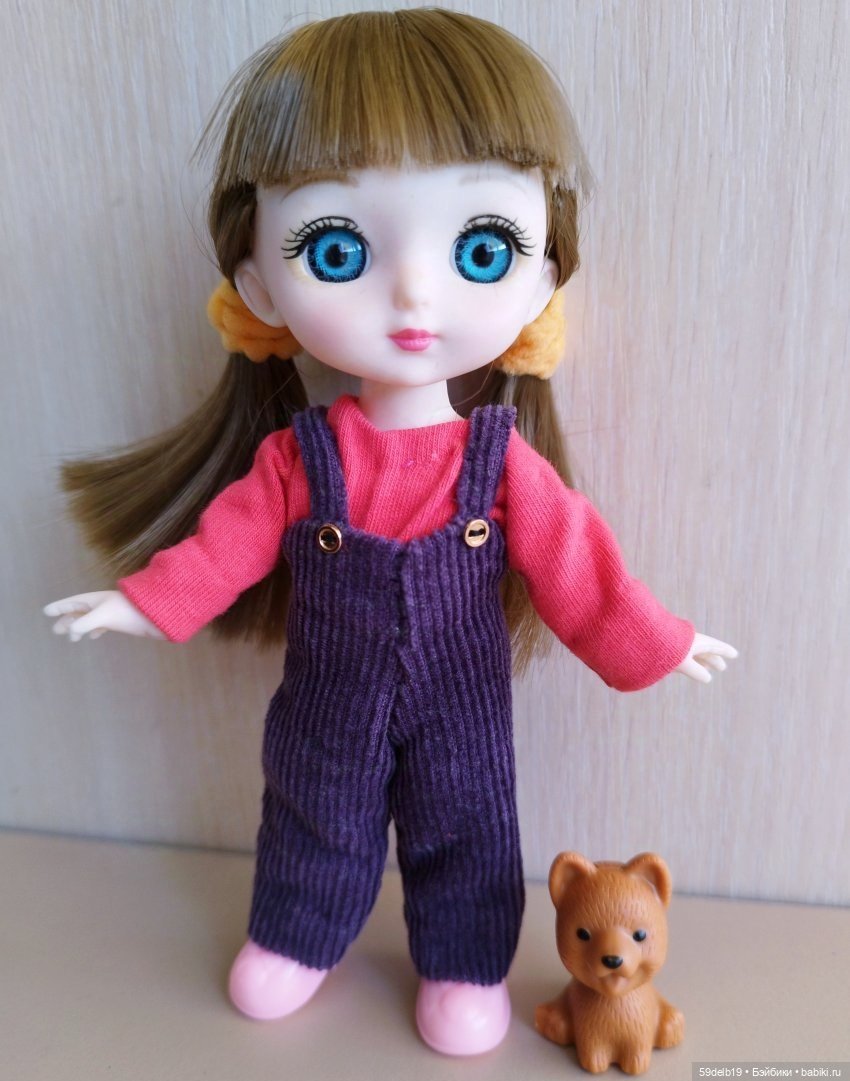 Девочка в кофточке красной