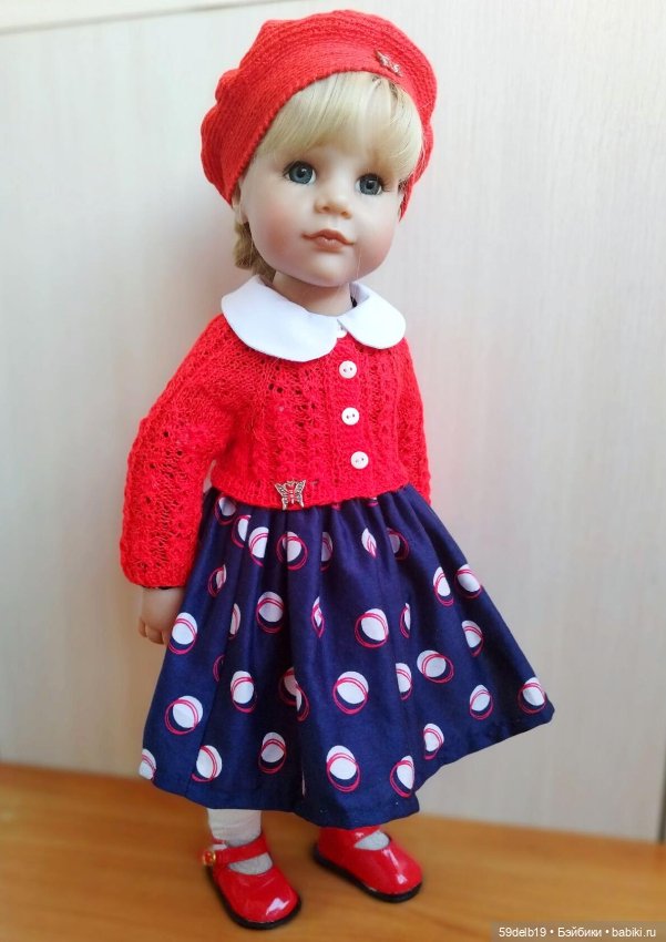 Девочка в кофточке красной