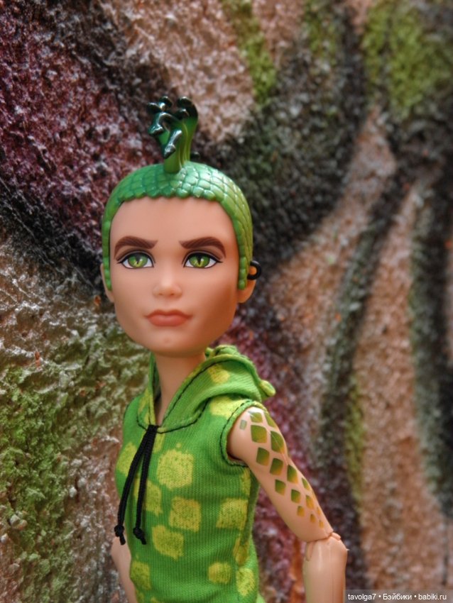 "Август машет кисточкой с сухой позолотой ..."