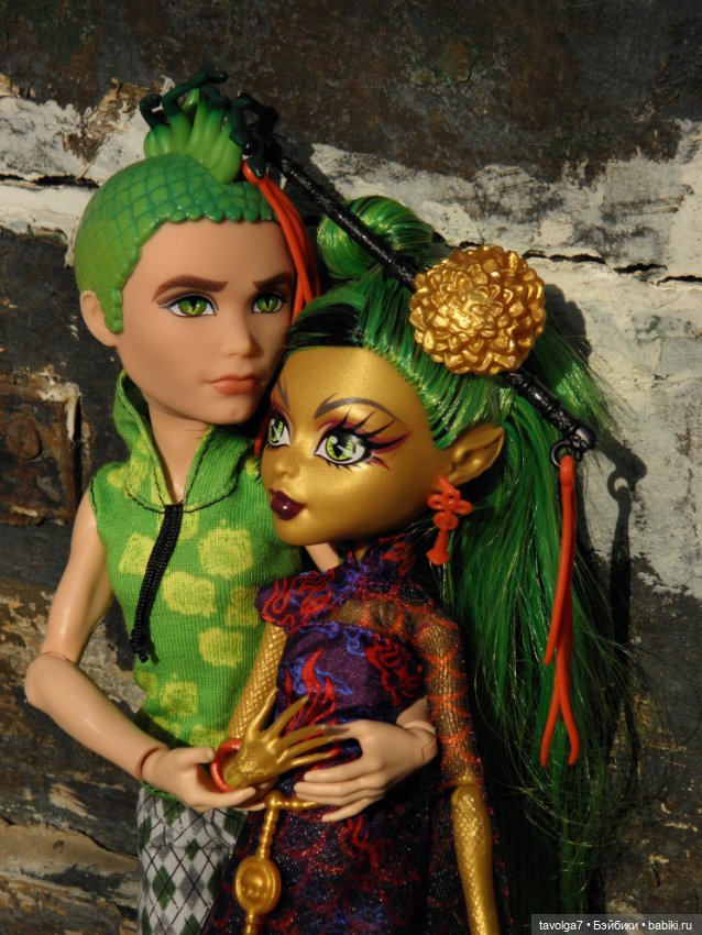 "Август машет кисточкой с сухой позолотой ..."