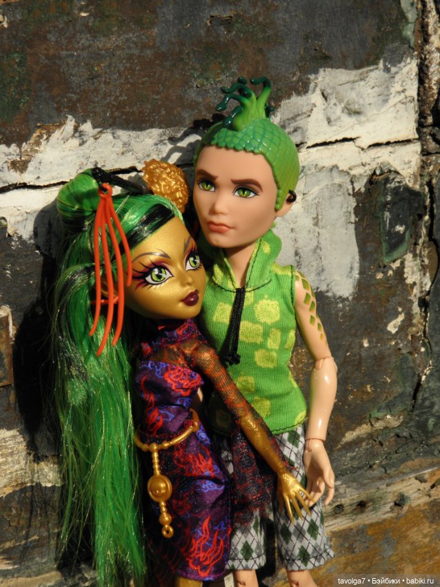 "Август машет кисточкой с сухой позолотой ..."