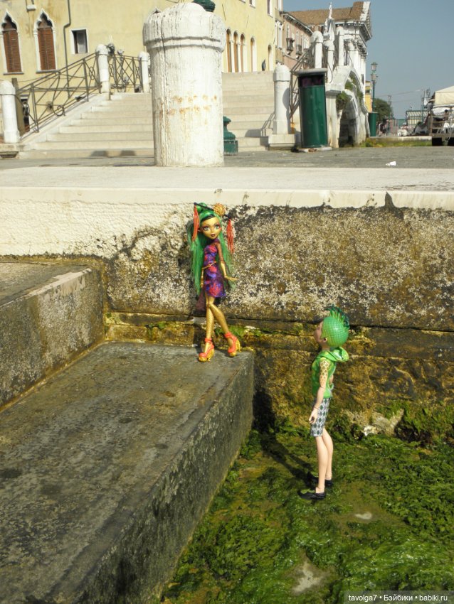 "Август машет кисточкой с сухой позолотой ..."