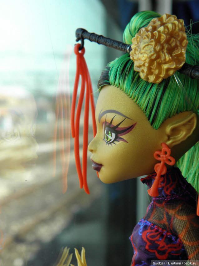 "Август машет кисточкой с сухой позолотой ..."