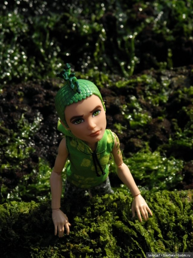 "Август машет кисточкой с сухой позолотой ..."