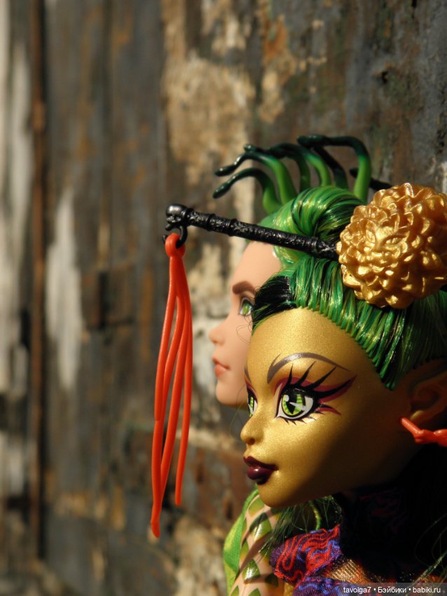 "Август машет кисточкой с сухой позолотой ..."