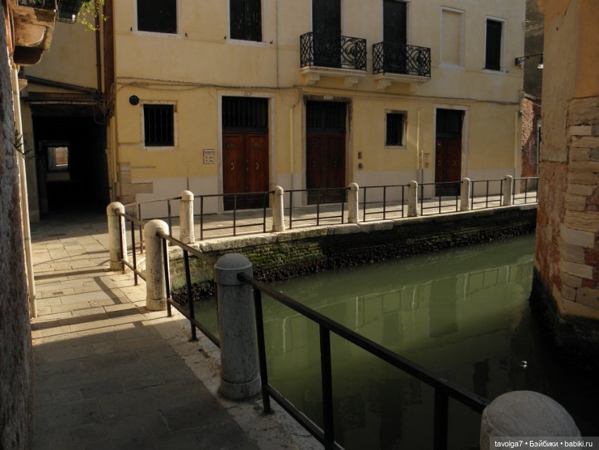 "Август машет кисточкой с сухой позолотой ..."