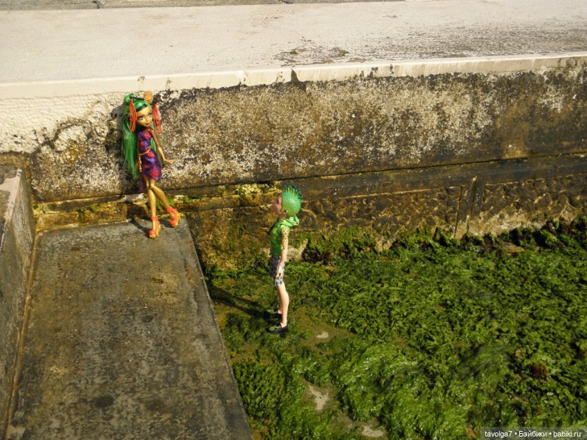 "Август машет кисточкой с сухой позолотой ..."