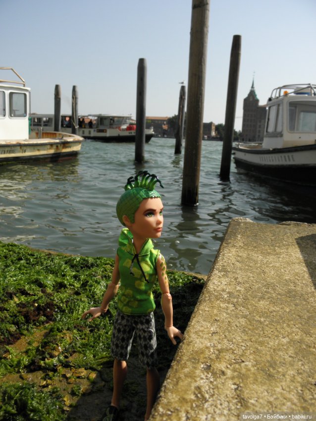 "Август машет кисточкой с сухой позолотой ..."