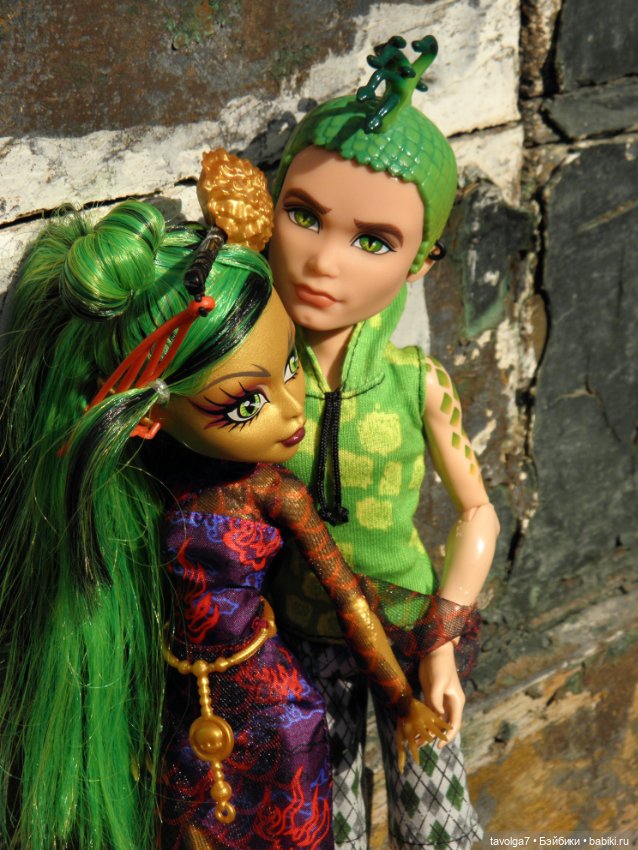 "Август машет кисточкой с сухой позолотой ..."