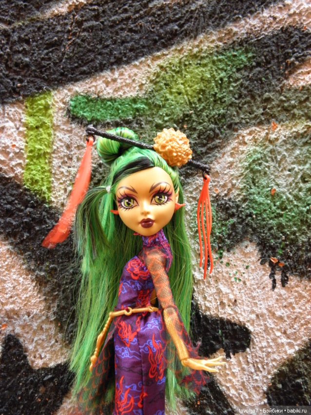 "Август машет кисточкой с сухой позолотой ..."