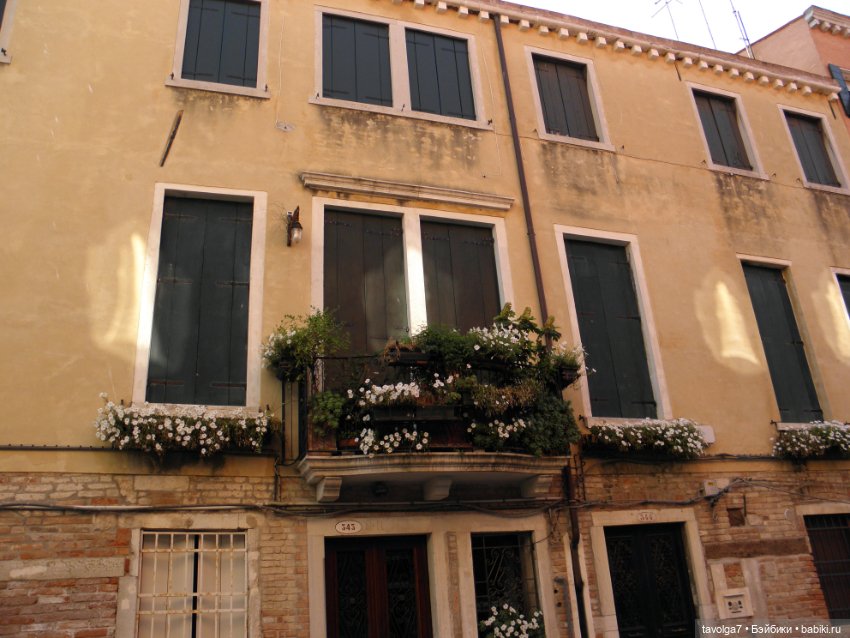 "Август машет кисточкой с сухой позолотой ..."