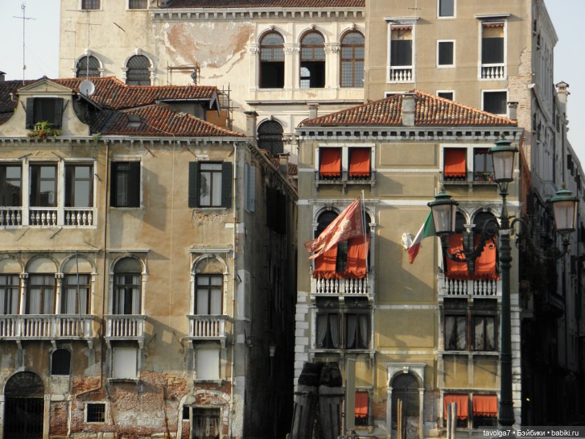 "Август машет кисточкой с сухой позолотой ..."