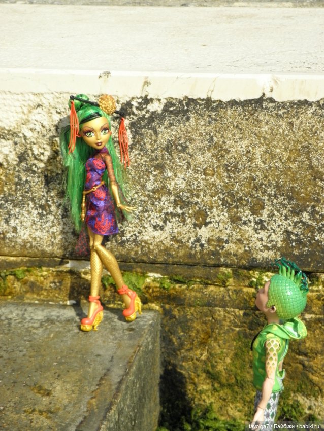 "Август машет кисточкой с сухой позолотой ..."