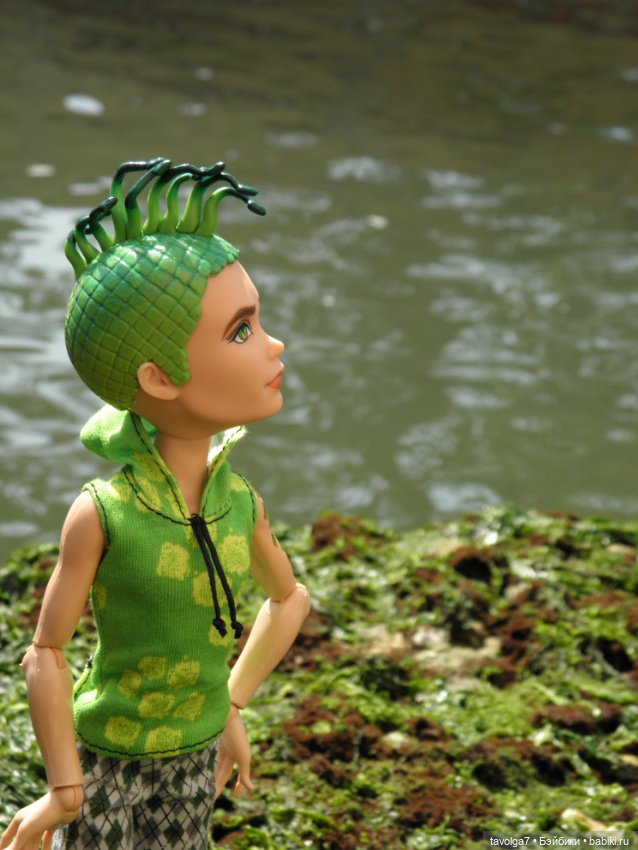 "Август машет кисточкой с сухой позолотой ..."