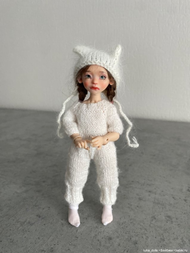 Лола в белоснежном комбинезоне