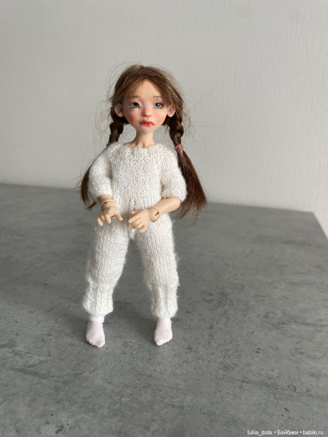 Лола в белоснежном комбинезоне (фото 2)