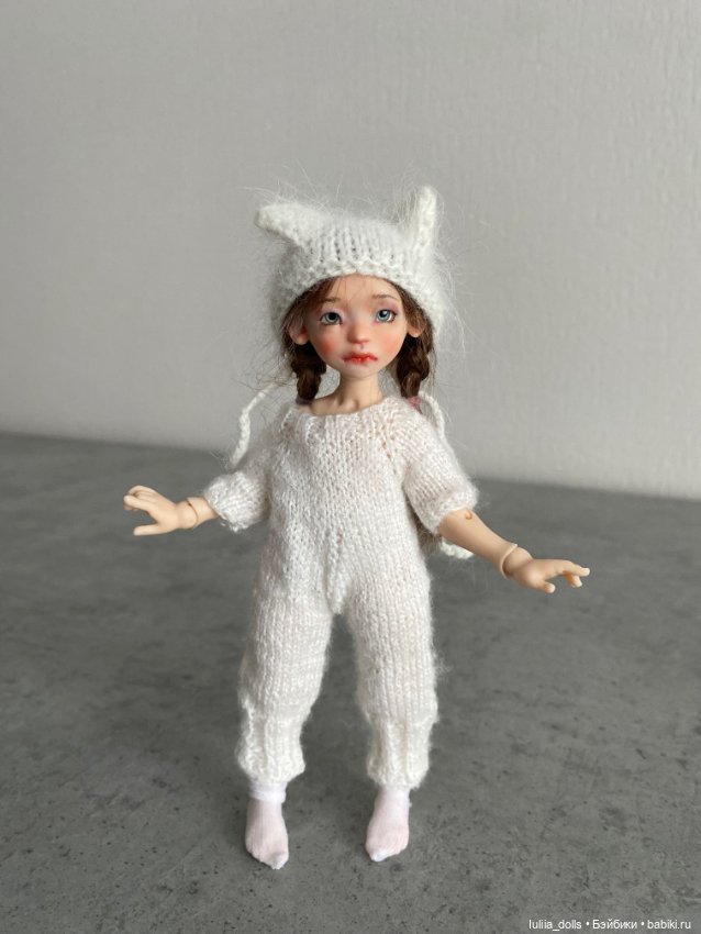 Лола в белоснежном комбинезоне (фото 5)