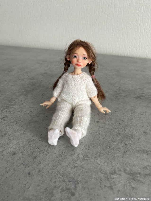 Лола в белоснежном комбинезоне (фото 4)