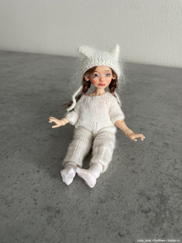 Лола в белоснежном комбинезоне (фото 3)