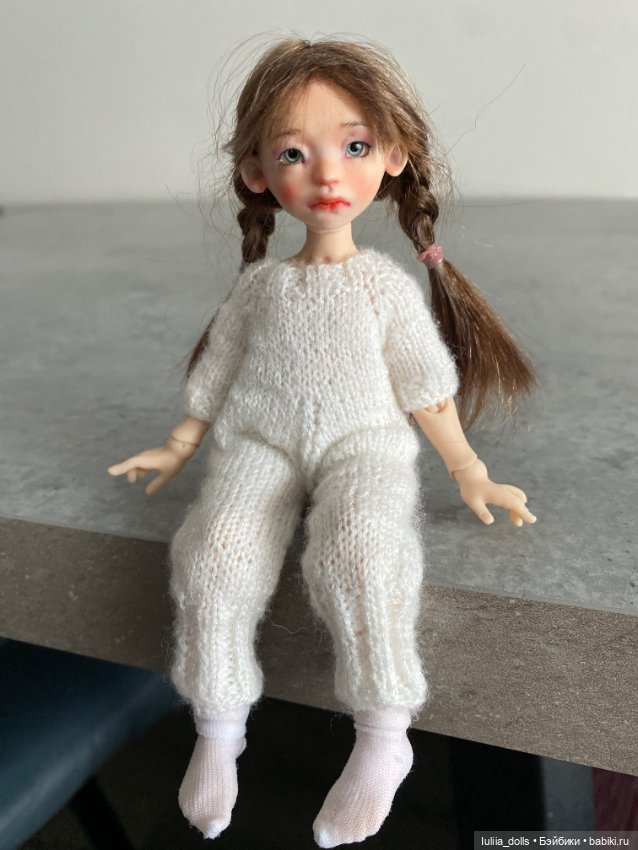 Лола в белоснежном комбинезоне (фото 6)