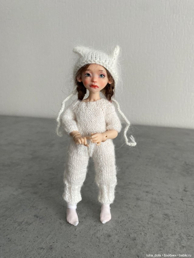 Лола в белоснежном комбинезоне (фото 7)