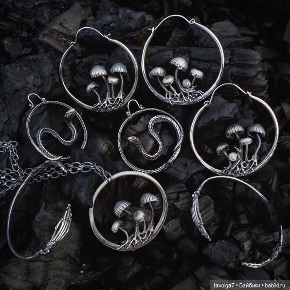 Ведьмачьи украшения в пятницу 13-е (фото 6)