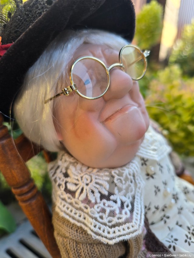 Бабушка рядышком с дедушкой