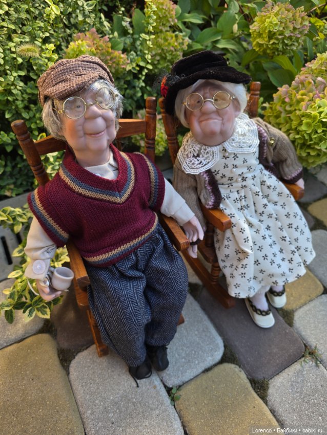 Бабушка рядышком с дедушкой