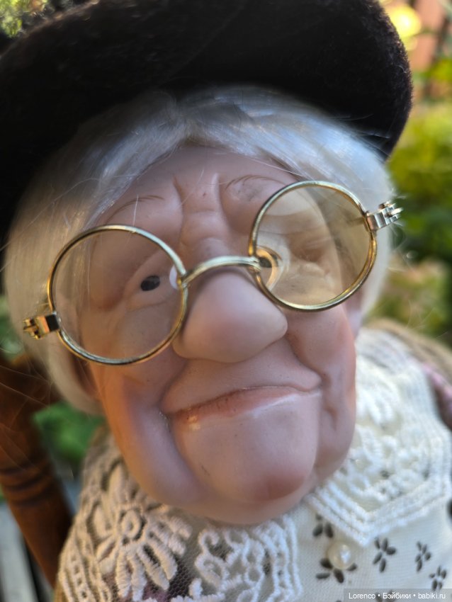 Бабушка рядышком с дедушкой