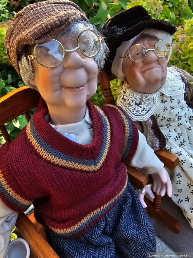 Бабушка рядышком с дедушкой