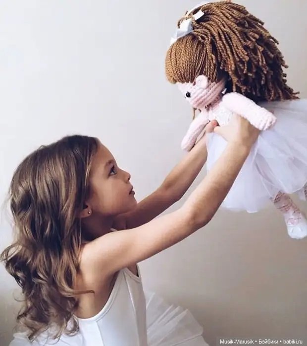 Многодетная мать делает вязаные куклы-портреты