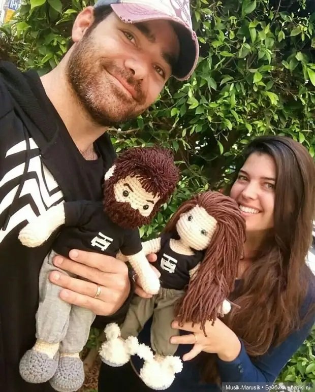 Многодетная мать делает вязаные куклы-портреты