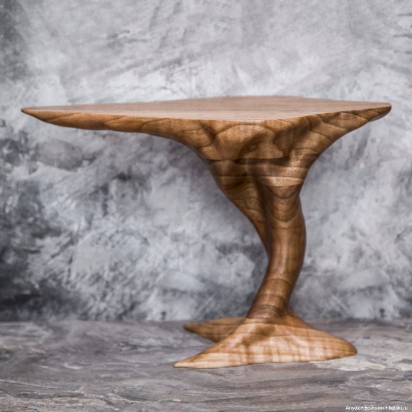 Стол из Ореха, ваза с последним осенним букетом и SartoriaJ Naomi